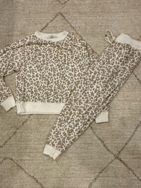 Old Navy Women's Beige Leopard Print Two-Piece Loungewear Set Size Small